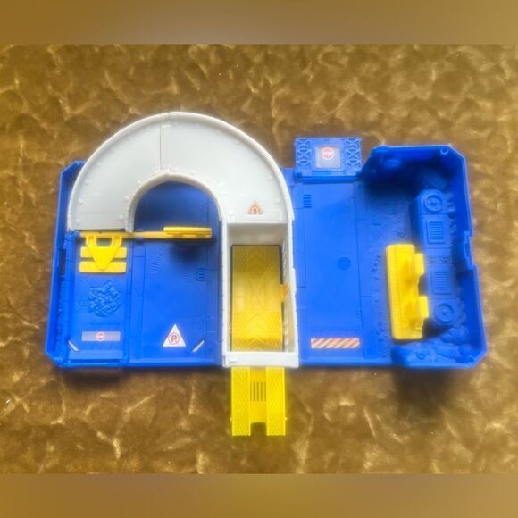 Vintage 2001 Matchbox Police Station Case Box  Has Ramp Pieces - Picture 9 of 10